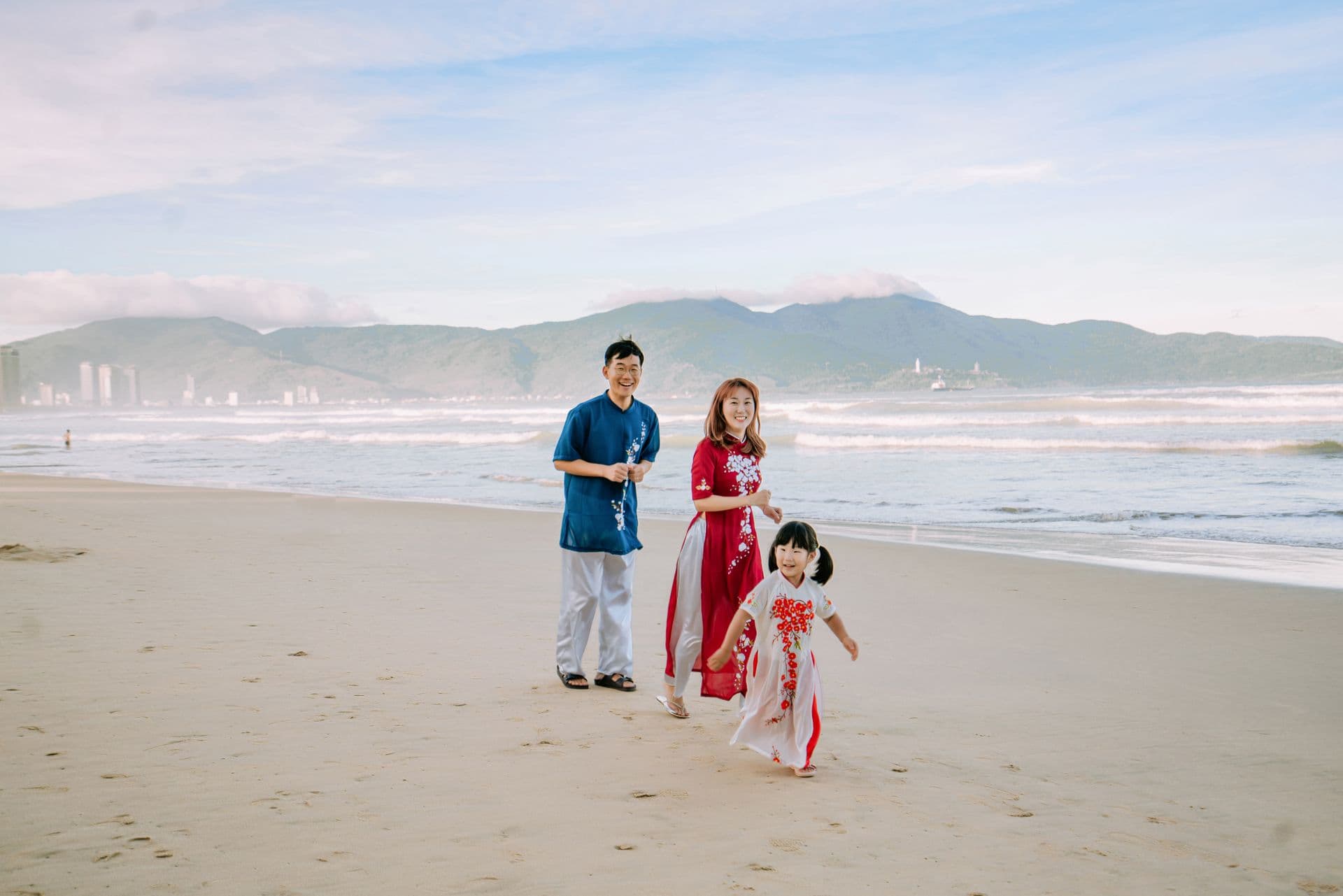 Famille en balade sur la plage
